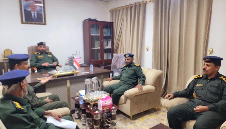 مدير عام الأمن والشرطة بحضرموت الوادي والصحراء يناقش تطوير خدمات الأحوال المدنية والهجرة والجوازات