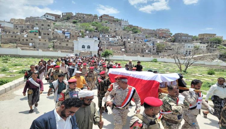 تشييع رسمي وشعبي مهيب لشهيد الواجب المساعد محمد العراشي في تعز