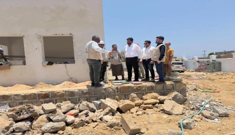 متابعة سير العمل في مشروع تأهيل الوحدة البيطرية بمديرية حوف