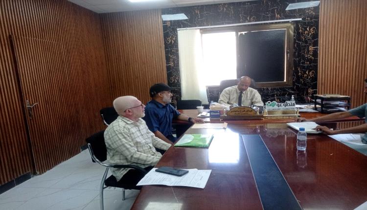 لقاء يجمع قيادة "رؤية" بمدير عام المكلا لتعزيز دعم ذوي الإعاقة البصرية