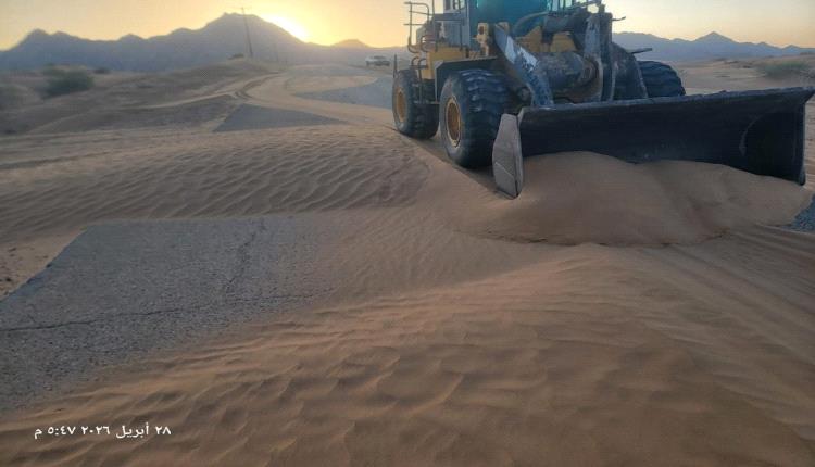 بدء أعمال إزاحة الرمال في طريق بيحان – عسيلان – عتق لتعزيز انسيابية الحركة المرورية بشبوة