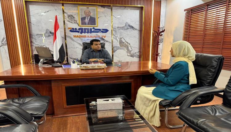 رئيس قطاع تلفزيون حضرموت يطّلع على رسالة ماجستير حول فاعلية حضور المرأة في الإعلام اليمني ويشيد بالجهود البحثية المبذولة