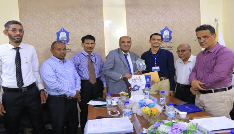 جامعة سيئون تكرّم طالب كلية الطب عمر بن سهل تقديرًا لتميّزه البحثي ونشره في مجلات دولية مرموقة