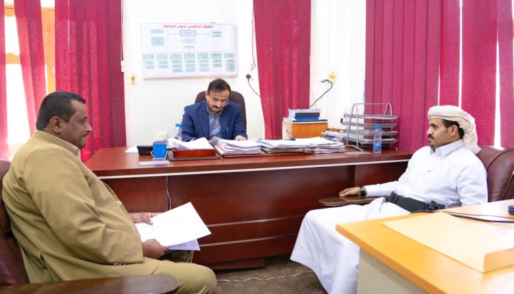 المحافظ بن الوزير يوجّه بإعداد دراسات لإنشاء مستشفى ريفي بخورة ومدرسة 12 فصلاً لمنطقة واسط