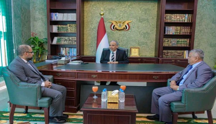 عضو مجلس القيادة محمود الصبيحي يطلع على سير العمل في وزارة الاتصالات وتقنية المعلومات