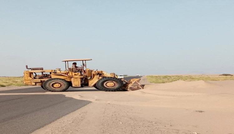 لحج.. جهود متواصلة لإزاحة الرمال بطريق عمران – خور عميرة