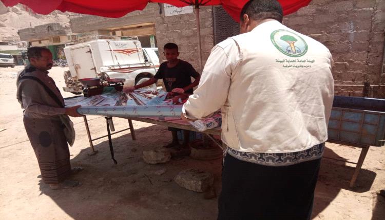 حملة ميدانية مشتركة لمراقبة المنشآت الغذائية بتريم وتوزيع مستلزمات صحية ضمن جهود تعزيز الصحة العامة