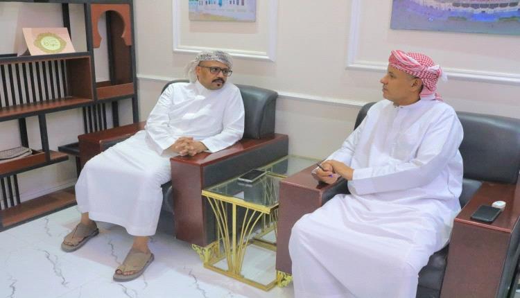 مدير عام سيئون يطلع على نظام البطاقات التعريفية بمصلحة شؤون القبائل ويبحث عددا من القضايا بالمديرية