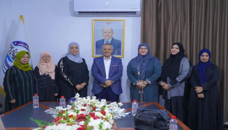 وزير الشؤون الاجتماعية والعمل يناقش مع اللجنة الوطنية للمرأة تعزيز الشراكة وتمكين المرأة