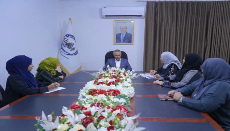 الوزير اليافعي يناقش مع اللجنة الوطنية للمرأة تعزيز الشراكة وتمكين المرأة اقتصادياً واجتماعياً