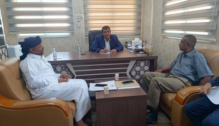 أمين محلي المهرة يعقد اجتماعاً مع الأخصائيين في قطاع الصحة لمراجعة المرتبات وتنظيم العمل