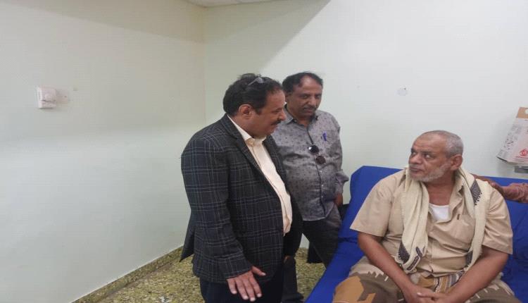 بتوجيهات المحافظ.. زيارة عاجلة لمدير صناعة لحج عبدالرب الجعفري لمدير مكتب الحوطة عقب إصابته بحادث صدم خلال مهمة رسمية