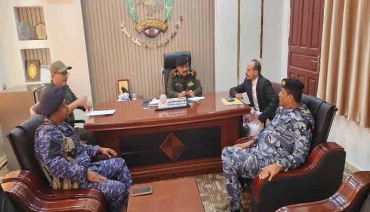 مدير عام شرطة شبوة يطلع على مستوى تنفيذ الحملة الأمنية لمنع حمل السلاح بمدينة عتق