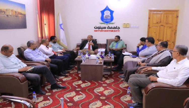 رئيس جامعة سيئون يبحث مع مؤسسة صلة للتنمية تعزيز برنامج المنح الدراسية وتوجيهه نحو التخصصات الحيوية