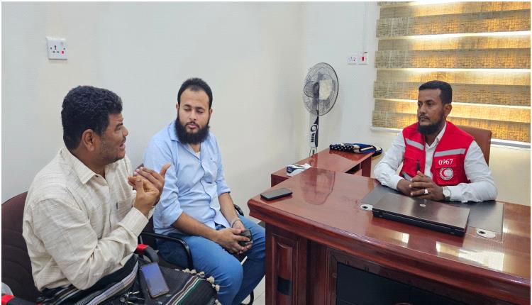 رئيس هلال أحمر أبين يناقش مع مكتب الشؤون الاجتماعية معوقات حصر المتضررين من الامطار بالمحافظة