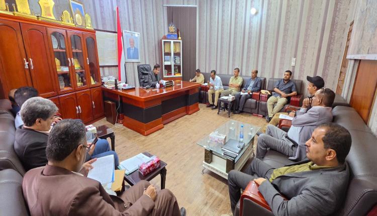 برئاسة المحافظ بن الوزير.. لجنة المناقصات تُقر إرساء (8) مشاريع بكلفة إجمالية تتجاوز مليار و155 مليون ريال