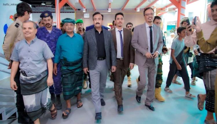 المحافظ بن الوزير يتفقد المركز التجاري شبوة مول ويشيد بحجم الإنجاز والتجهيزات الحديثة