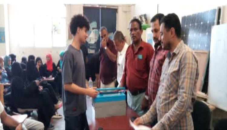 بدعم من "اليونسكو" وإشراف "الصندوق الاجتماعي" توزيع حقائب مهنية لـ 100 متدرب متدربة في العاصمة عدن