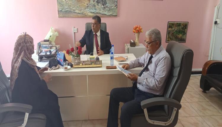 الوكيل الشاذلي والمستشار شيخ يطلعان على سير العمل في مكتب الثقافة بالعاصمة عدن