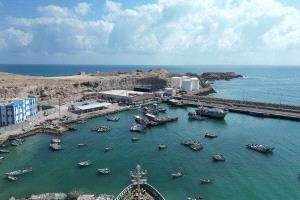 توجيهات رئاسية برفع الإيقاف واستئناف العمل في ميناء نشطون بعد تحركات رسمية مكثفة قادها محافظ المهرة