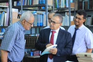 خطوات واثقة لإبراز الوجه المشرق للمنارات المعرفية.. رئيس جامعة عدن يتفقد مركز الظفاري والمكتبة المركزية