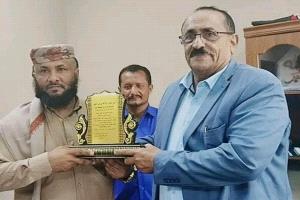 لحج.. أمين عام المجلس المحلي يكرم مدير عام طور الباحة بدرع