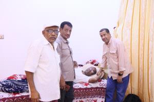 نائب مدير عام مكتب وزارة الصحة بالوادي العامري يطمئن على صحة الإعلامي صالح باصالح