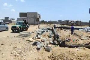 وحدة حماية الأراضي بعدن تواصل حملاتها لإزالة البناء العشوائي والمخالف