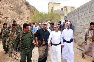 قيادات أمنية وعسكرية بشبوة تزور الوكيل الكندي وتهنئه بسلامة العودة