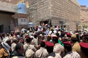 رئيس عمليات المنطقة العسكرية الأولى يتفقد لجنتي حصر القوة بمعسكر السويري