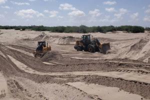 استمرار أعمال إعادة تأهيل عقمة السادة وسحيفة الماس وتصفية مجرى وادي أمهارية بدلتا أبين