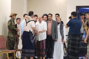 يتقدمهم دولة رئيس الوزراء الدكتور شائع الزنداني…عدن تشهد حضورًا رسميًا وشعبيًا واسعًا في اليوم الثاني لعزاء والدة العميد سامي السعيدي