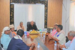 اجتماع مشترك لبحث تداعيات ارتفاع أسعار الوقود على تعرفة النقل الداخلي بالمكلا