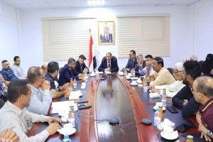 وزير الصناعة يناقش مع الغرفة التجارية وشركات الملاحة معالجات عاجلة لخفض تكاليف الشحن واستقرار الأسواق