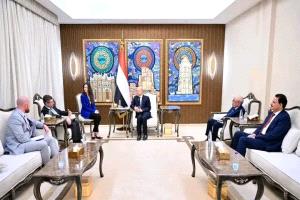 رئيس مجلس القيادة يؤكد اهمية البناء على ردع النظام الإيراني لإنهاء تهديد مليشياته في المنطقة