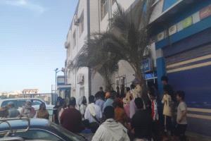 وقفة غاضبة لمرضى السرطان وجرحى بعدن للمطالبة باستعادة أموالهم من شركة المفلحي