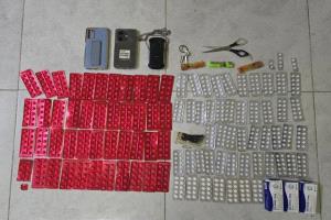 مكافحة المخدرات تضبط عصابة ترويج للحشيش والحبوب المخدرة في سوق القات بمنطقة الشرج بالمكلا وبحوزتهم 935 حبة