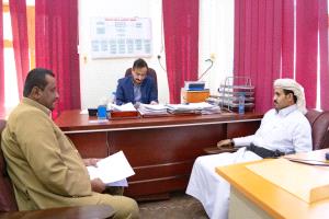 المحافظ بن الوزير يوجّه بإعداد دراسات لإنشاء مستشفى ريفي بخورة ومدرسة 12 فصلاً لمنطقة واسط