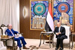 رئيس مجلس القيادة: امن الممرات المائية مرهون بإنهاء سيطرة وكلاء ايران على أجزاء من البر اليمني