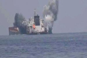 الحوثيون يلوّحون بإغلاق باب المندب