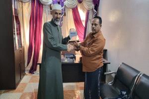 اللجنة المجتمعية ولجنة مياه منطقة القرين تكرّمان مؤسسة وادي دوعن للتنمية بدرع تذكاري