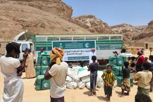 تدشين مساعدات إيوائية للأسر المتضررة من الأمطار في مخيمات النازحين بمديرية السوم