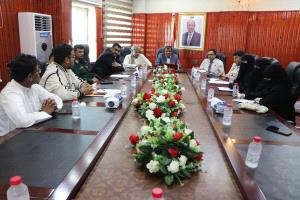 السلطة المحلية تناقش مع الجهات الأمنية والنيابة والاتصالات تعزيز إجراءات مكافحة الابتزاز الإلكتروني بمحافظة المهرة