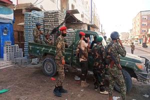 قوات الطوارئ بالأمن الوطني تؤمّن تدشين مشروع صيانة طريق جعار–باتيس بأبين