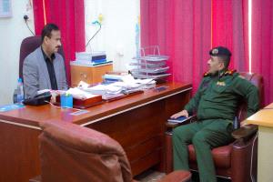 محافظ شبوة يطّلع على تنفيذ حملة منع السلاح ويؤكد تعزيز الجهود الأمنية