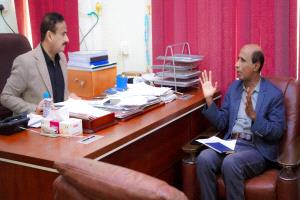 المحافظ بن الوزير يطّلع على سير العملية التعليمية ويوجّه بصرف حوافز المعلمين في شبوة