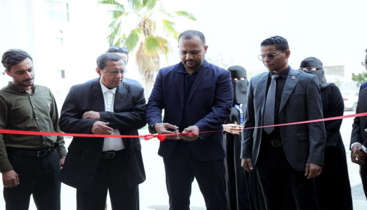 وكيل حضرموت المساعد يفتتح معرض «أبعد من الحرب بقليل» بالمكلا ويطلع على مخرجات مشروع المناصرة الثقافية