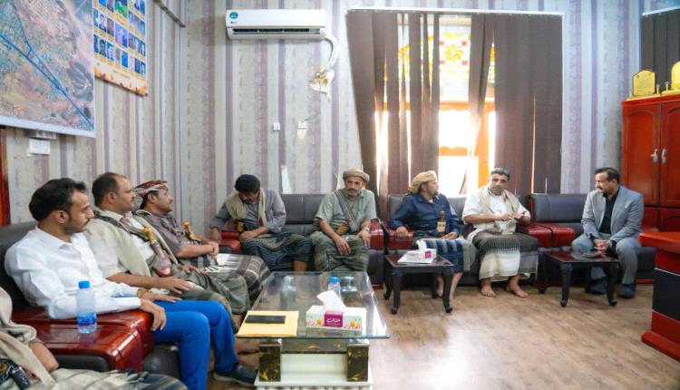 المحافظ بن الوزير يناقش مع اللجنة الأهلية لكهرباء النقوب بعسيلان التحديات التي تواجه المحطة