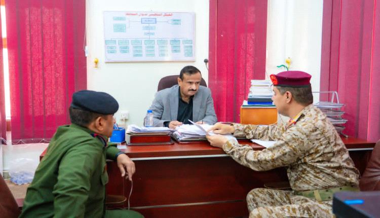 المحافظ بن الوزير يناقش مع قائد محور عتق ومدير عام شرطة شبوة مستجدات الأوضاع الأمنية والعسكرية ويؤكد رفع الجاهزية وتعزيز الأمن والاستقرار
