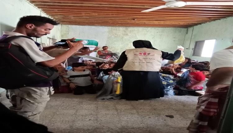 جمعية الخير النسوية بمودية توزع ملابس للأطفال بدعم من مؤسسة الهجرة الخيرية للتنمية – عدن